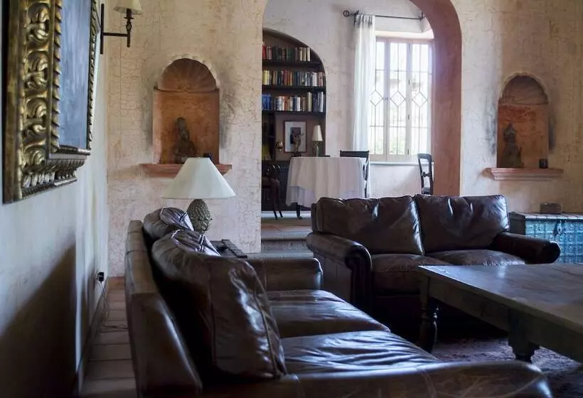 هتل Posada De Los Leones