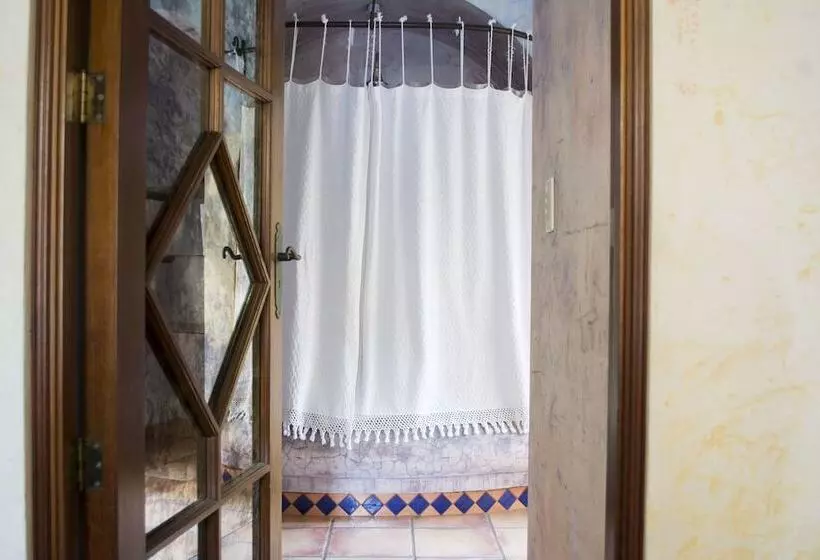 هتل Posada De Los Leones