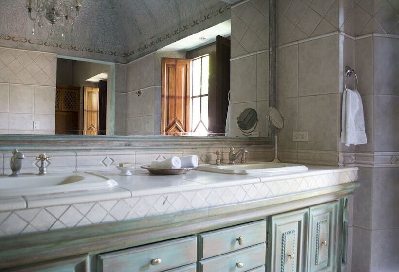 هتل Posada De Los Leones