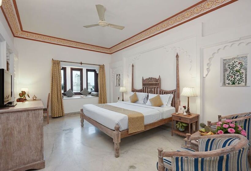 בית מלון כפרי Swaroop Vilas  Lake Facing Boutique