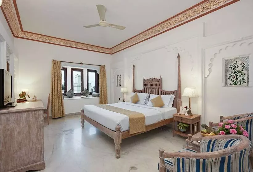 ホテル Swaroop Vilas Lake Facing Boutique