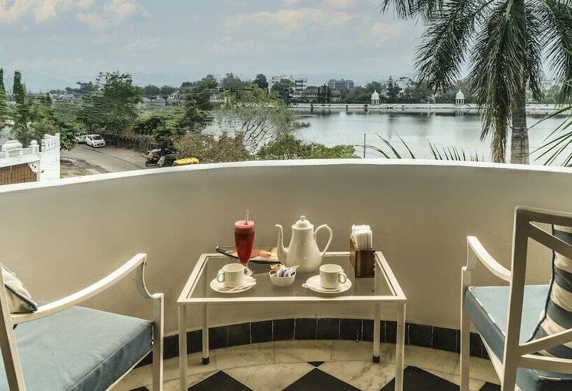 בית מלון כפרי Swaroop Vilas  Lake Facing Boutique