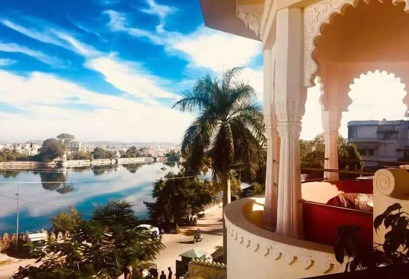 ホテル Swaroop Vilas Lake Facing Boutique