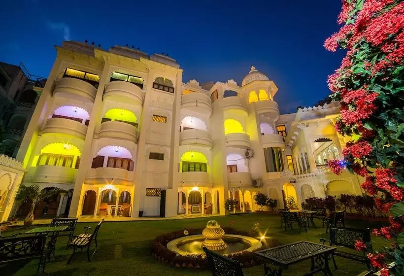 ホテル Swaroop Vilas Lake Facing Boutique