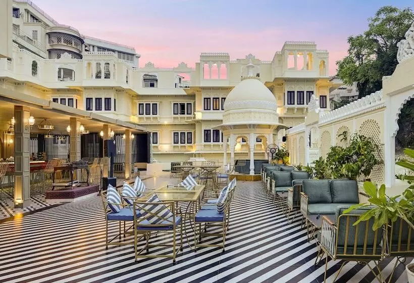 ホテル Swaroop Vilas Lake Facing Boutique