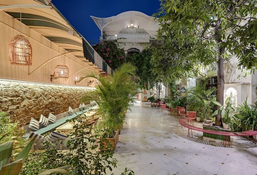 בית מלון כפרי Swaroop Vilas  Lake Facing Boutique