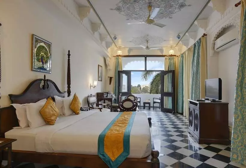 ホテル Swaroop Vilas Lake Facing Boutique