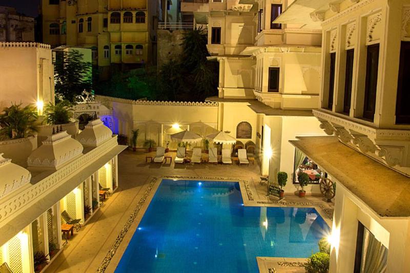 בית מלון כפרי Swaroop Vilas  Lake Facing Boutique