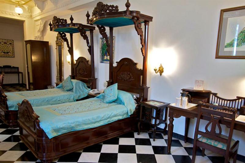 בית מלון כפרי Swaroop Vilas  Lake Facing Boutique