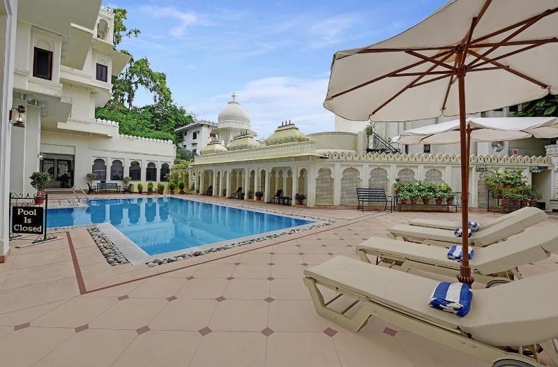 בית מלון כפרי Swaroop Vilas  Lake Facing Boutique