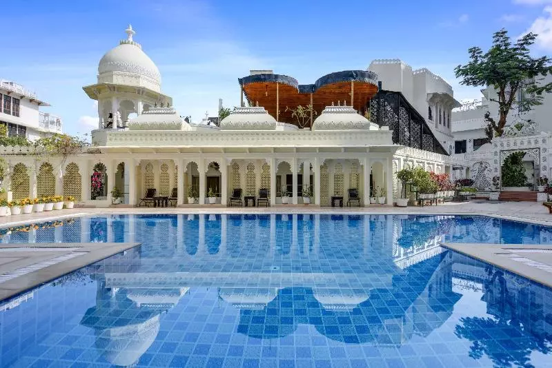 ホテル Swaroop Vilas Lake Facing Boutique