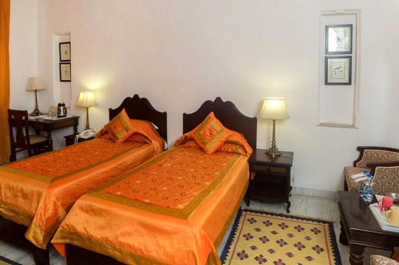 בית מלון כפרי Swaroop Vilas  Lake Facing Boutique