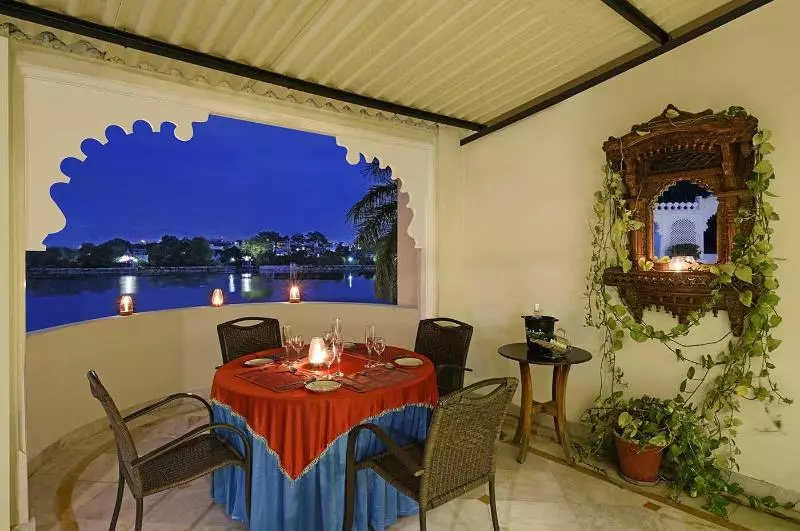 ホテル Swaroop Vilas Lake Facing Boutique