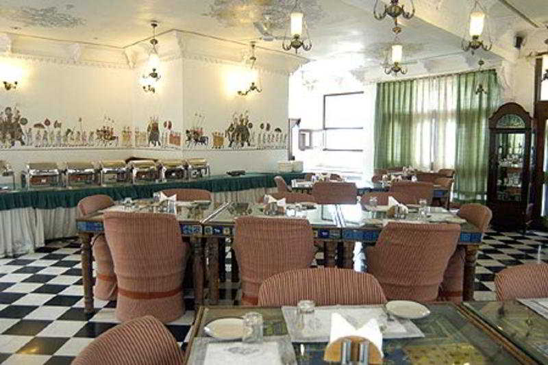 בית מלון כפרי Swaroop Vilas  Lake Facing Boutique