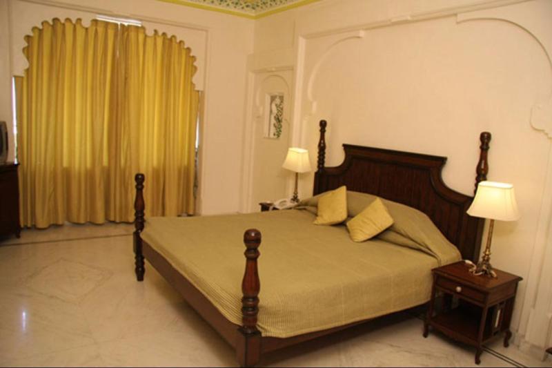 בית מלון כפרי Swaroop Vilas  Lake Facing Boutique