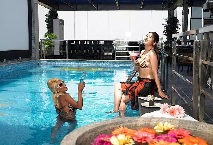 Отель The Solitaire