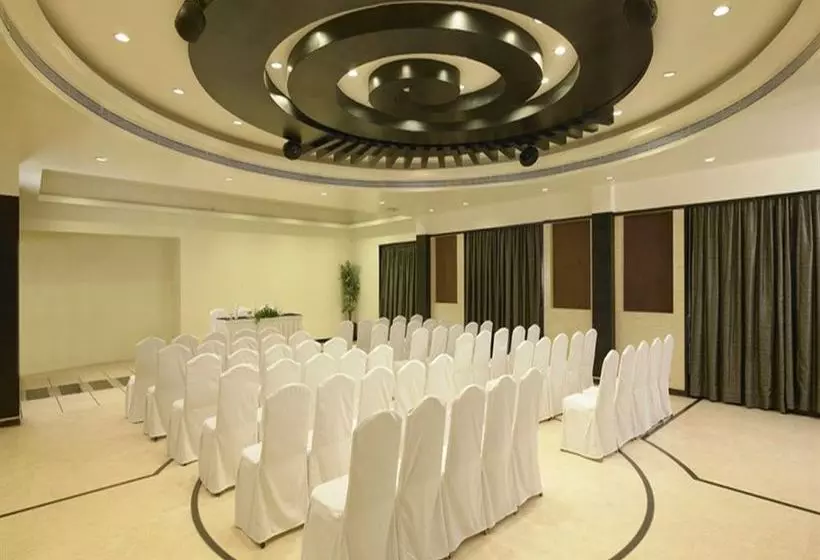 Отель The Solitaire