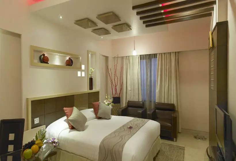 Отель The Solitaire