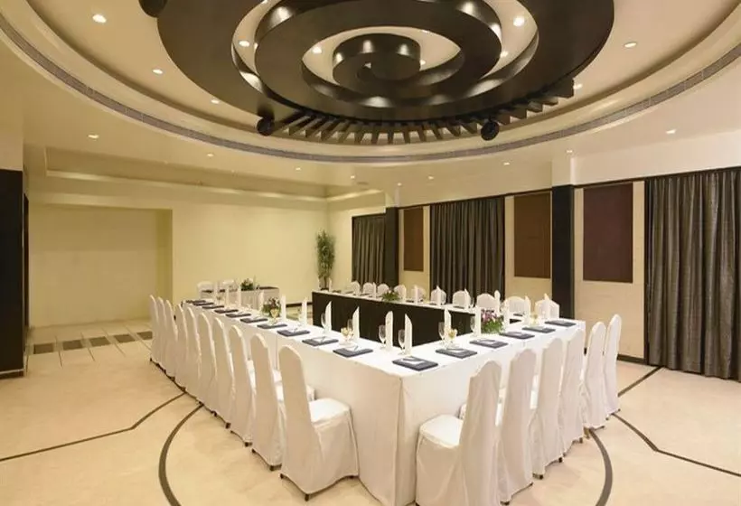 Отель The Solitaire