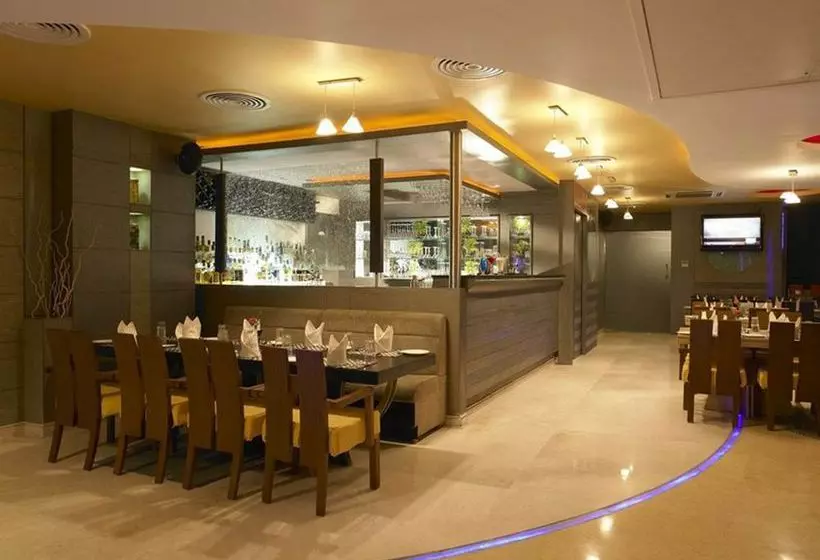 Отель The Solitaire