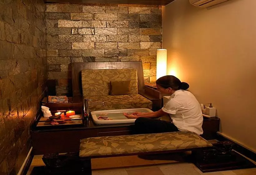 Отель The Solitaire