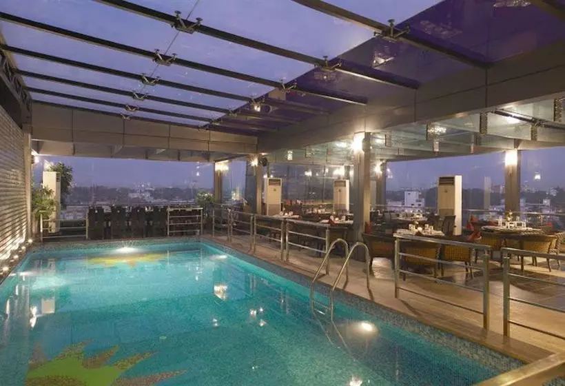 Отель The Solitaire