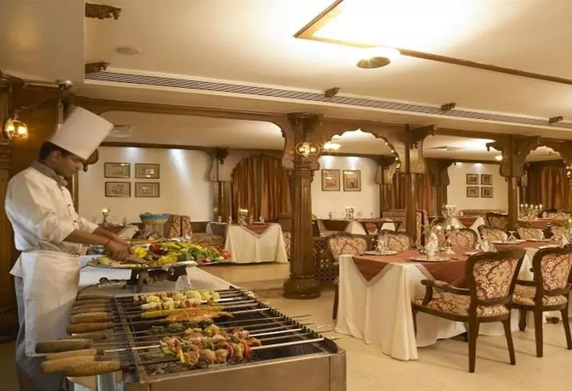 Отель The Solitaire