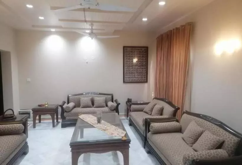 تختخواب و صبحانه State Residency