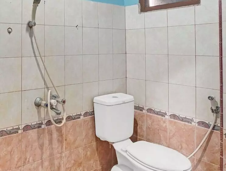 Hotelli Oyo 90487 Wisma Kuta Karang Baru