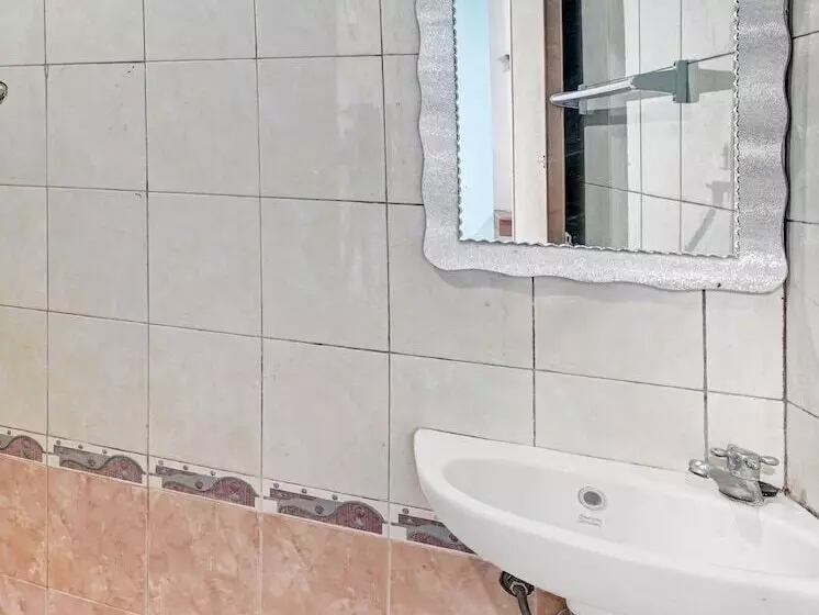 Hotelli Oyo 90487 Wisma Kuta Karang Baru