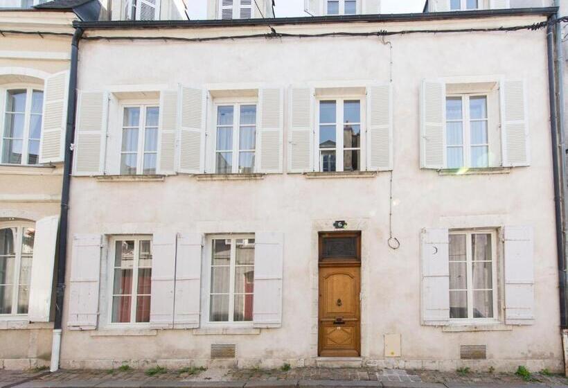 Pensjonat Room In Guest Room This 10th Century Home Sits In An Extraordinary Setting In The Center Of Orlean