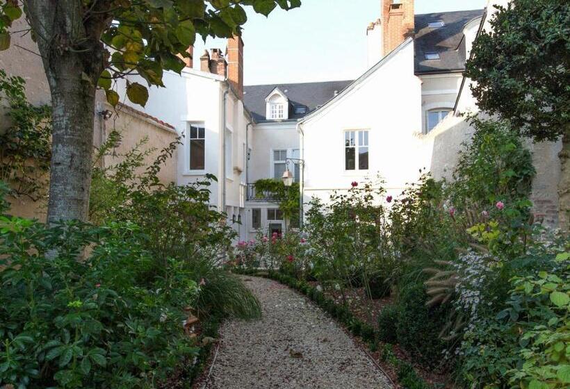 Pensjonat Room In Guest Room This 10th Century Home Sits In An Extraordinary Setting In The Center Of Orlean