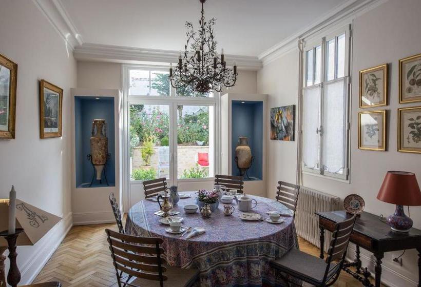 Pensjonat Room In Guest Room This 10th Century Home Sits In An Extraordinary Setting In The Center Of Orlean