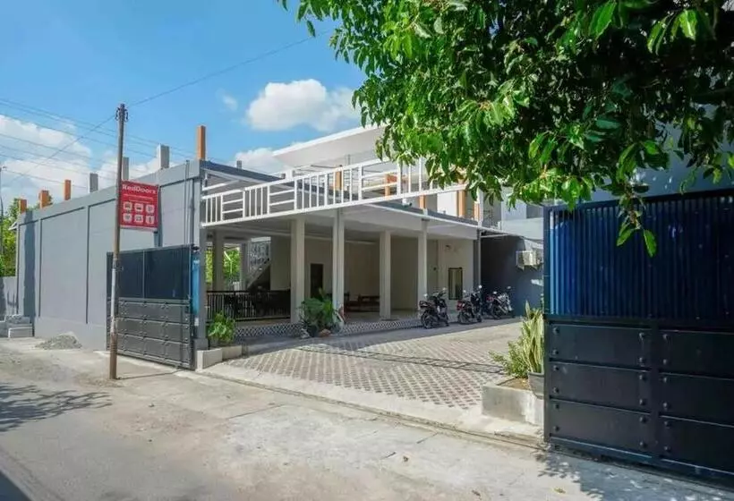 ホテル Reddoorz Near Stadion Kridosono Blora