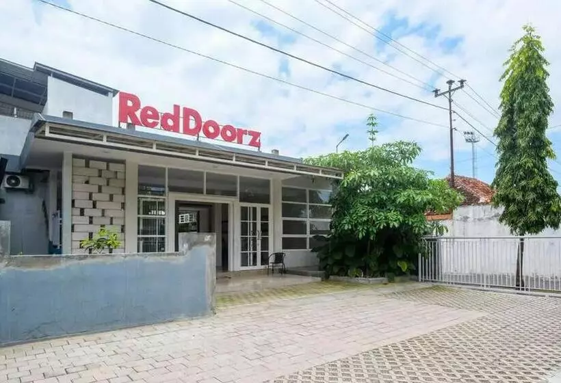 ホテル Reddoorz Near Stadion Kridosono Blora