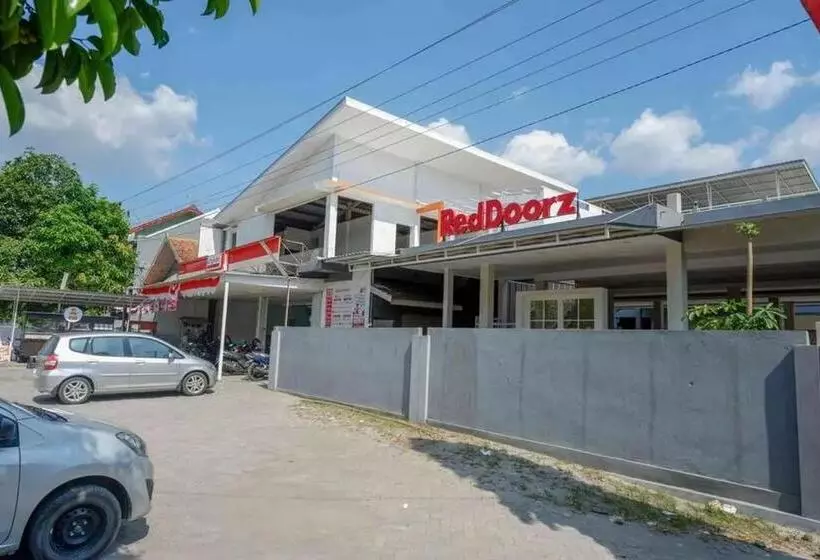 ホテル Reddoorz Near Stadion Kridosono Blora