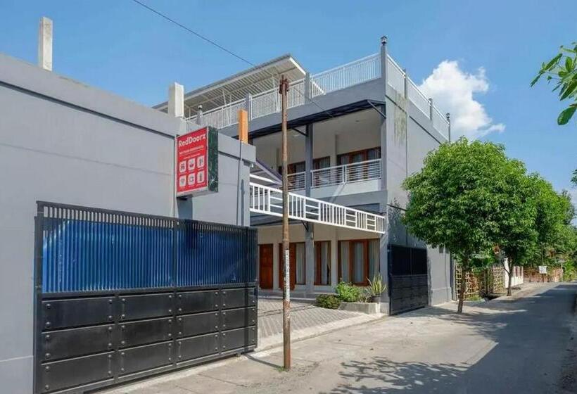 Hotel Reddoorz Near Stadion Kridosono Blora