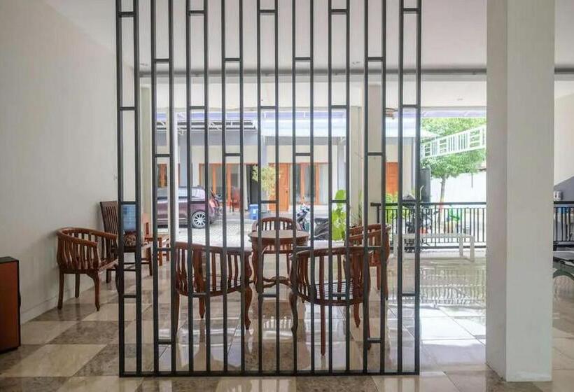 Hotel Reddoorz Near Stadion Kridosono Blora