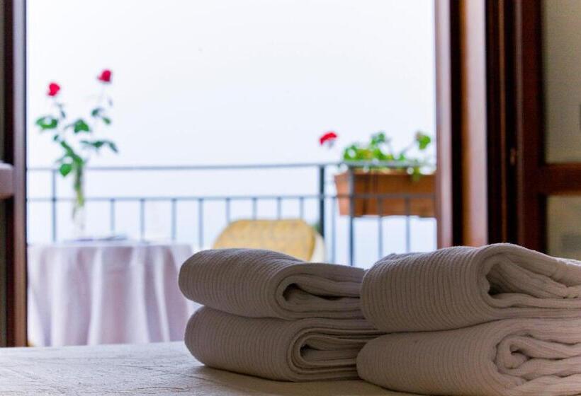 בית מלון כפרי History