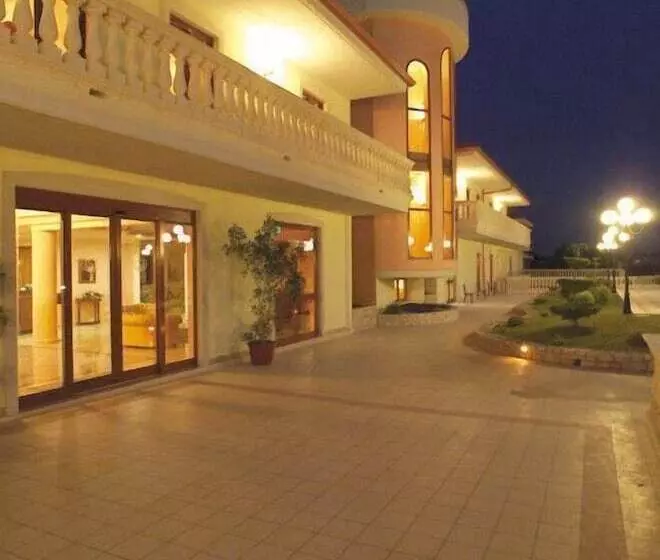 Отель Parco Serrone