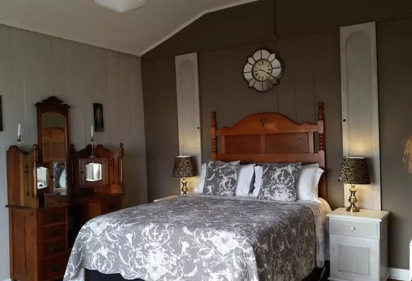 Majatalo Bedrock Lodge