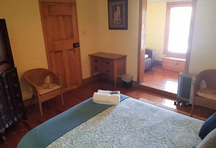 Majatalo Bedrock Lodge