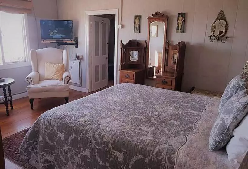 Majatalo Bedrock Lodge