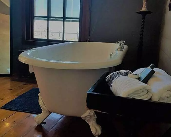 Majatalo Bedrock Lodge