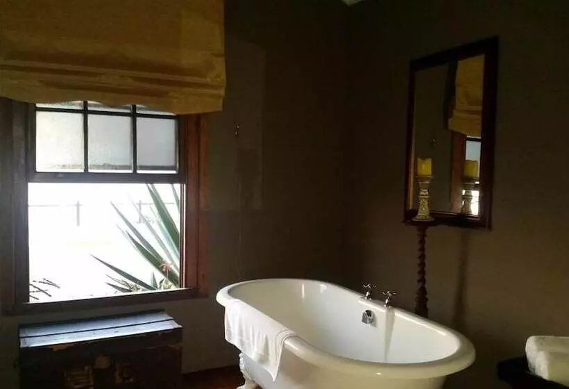 Majatalo Bedrock Lodge