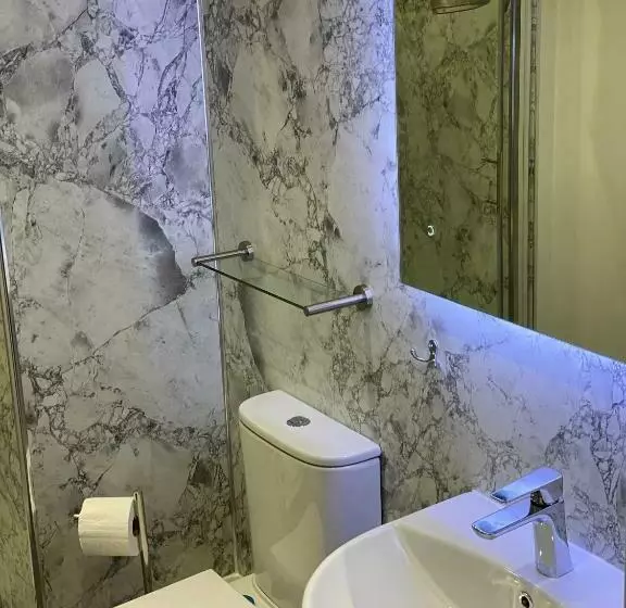 پانسیون Adrian S Guest House