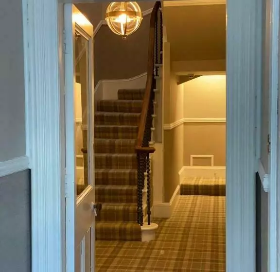 پانسیون Adrian S Guest House