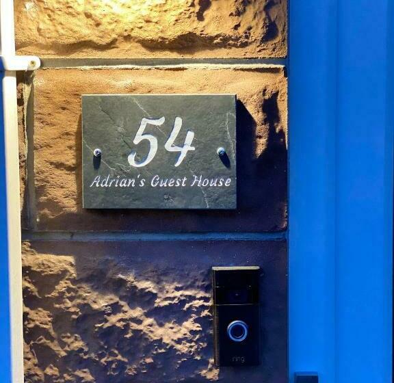 펜션 Adrian S Guest House
