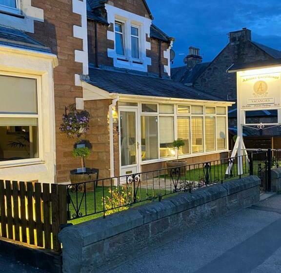 펜션 Adrian S Guest House