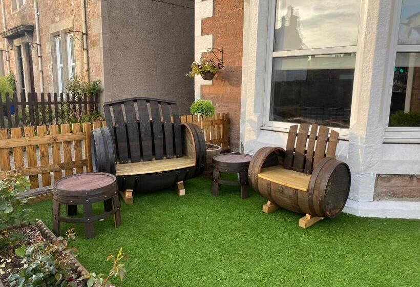 펜션 Adrian S Guest House